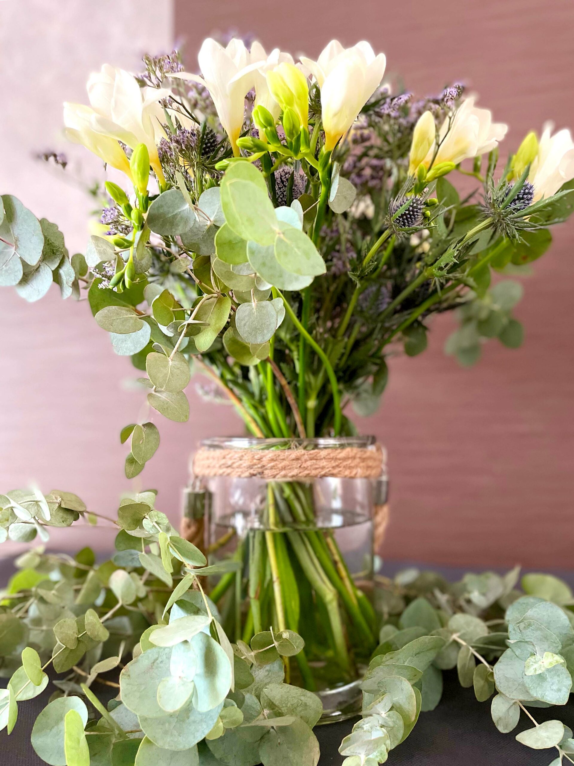 bouquet de fleurs blanches et violettes