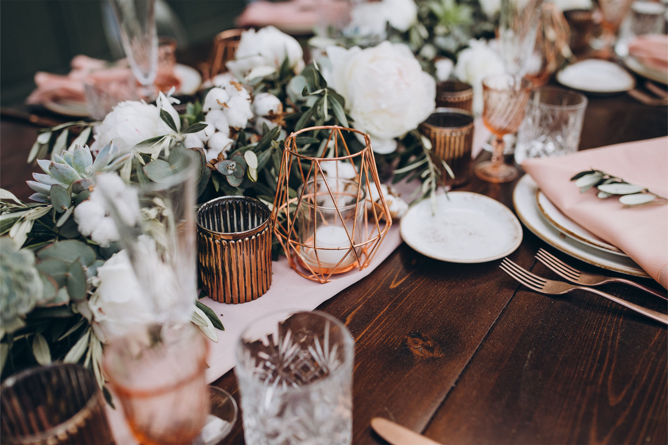 table romantique aux couleurs blancs et roses