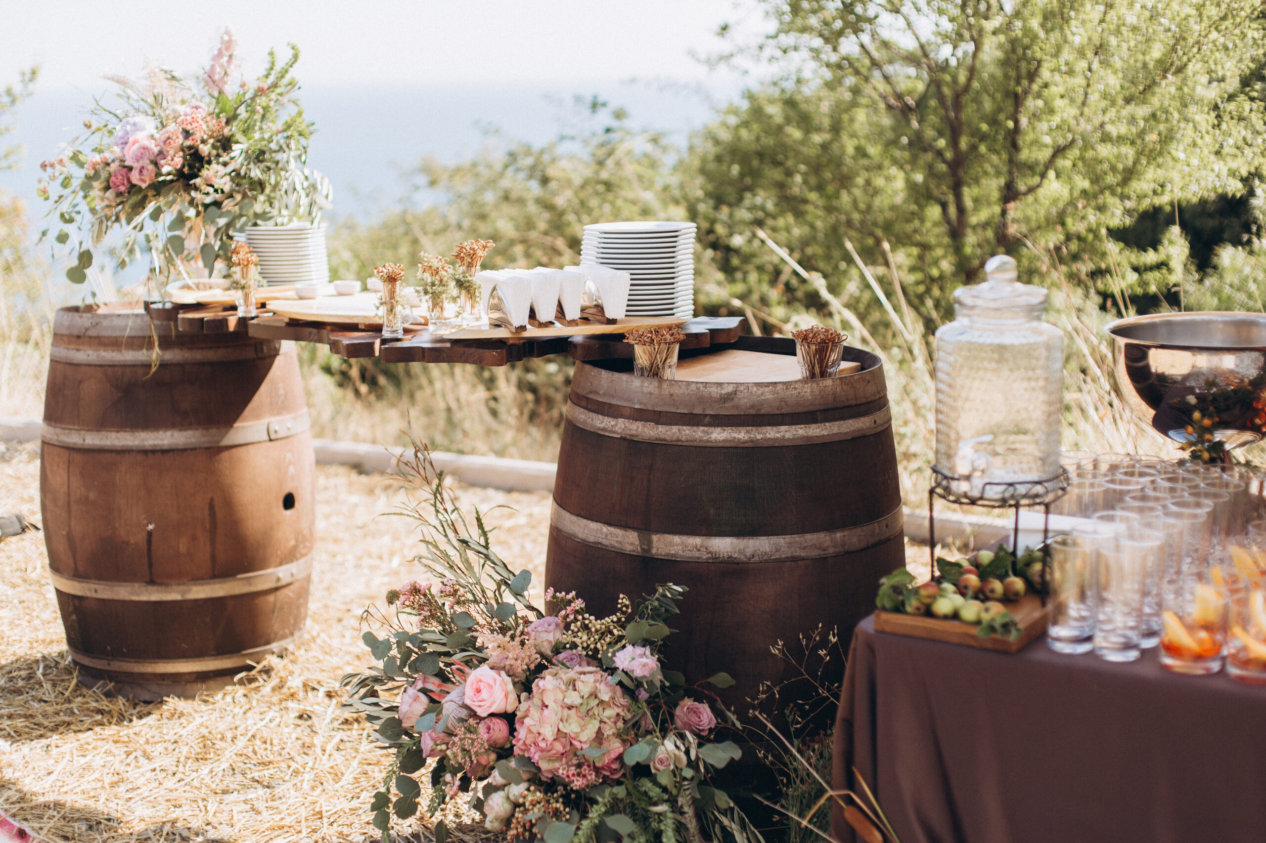 deux tonneaux crées une table de buffet pour mariage