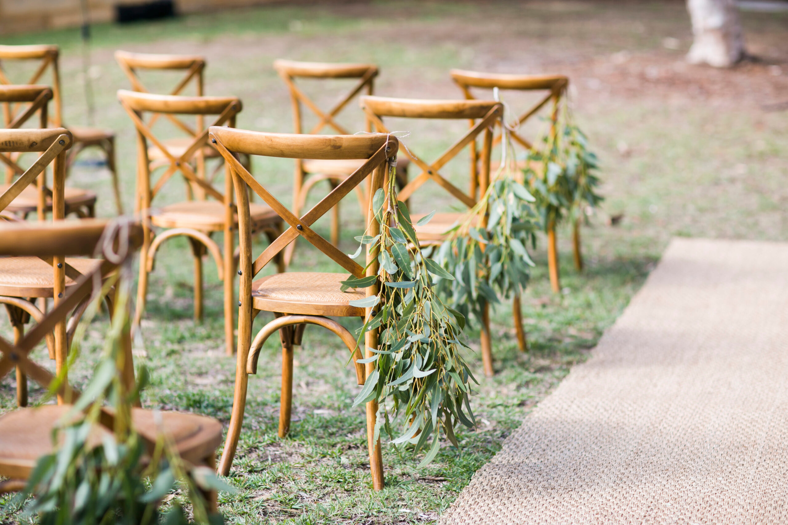 allée de mariage chaises en bois