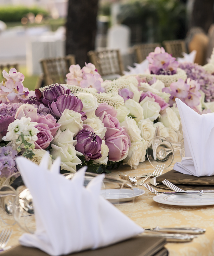 centre de table fleuri avec des roses blanches et violettes