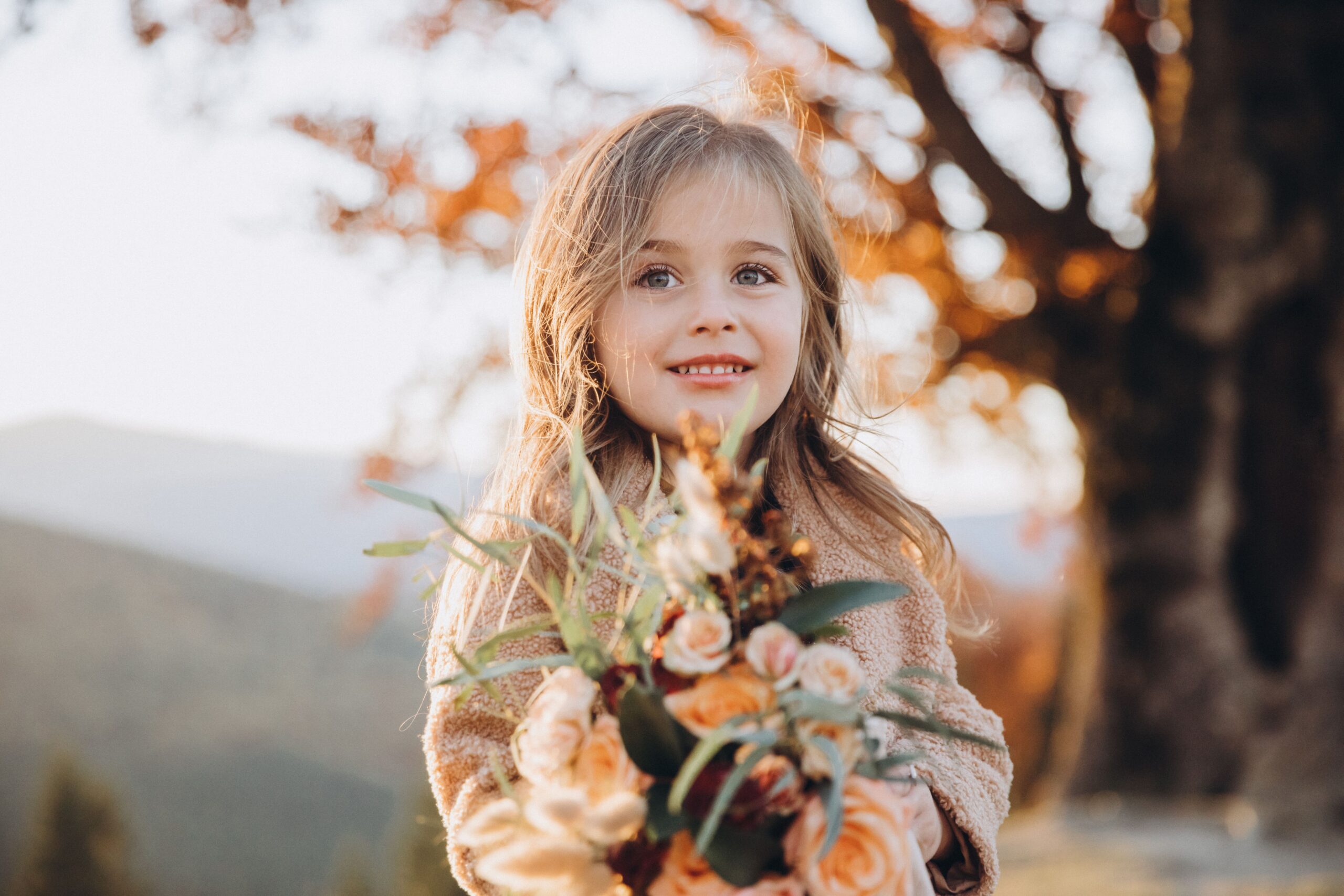 petite fille tient un bouquet d'automne