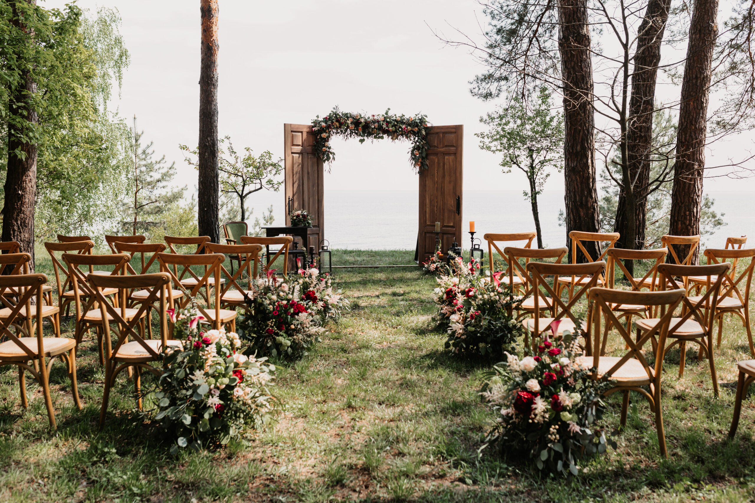 cérémonie laïque décorée avec des volets et compositions florales