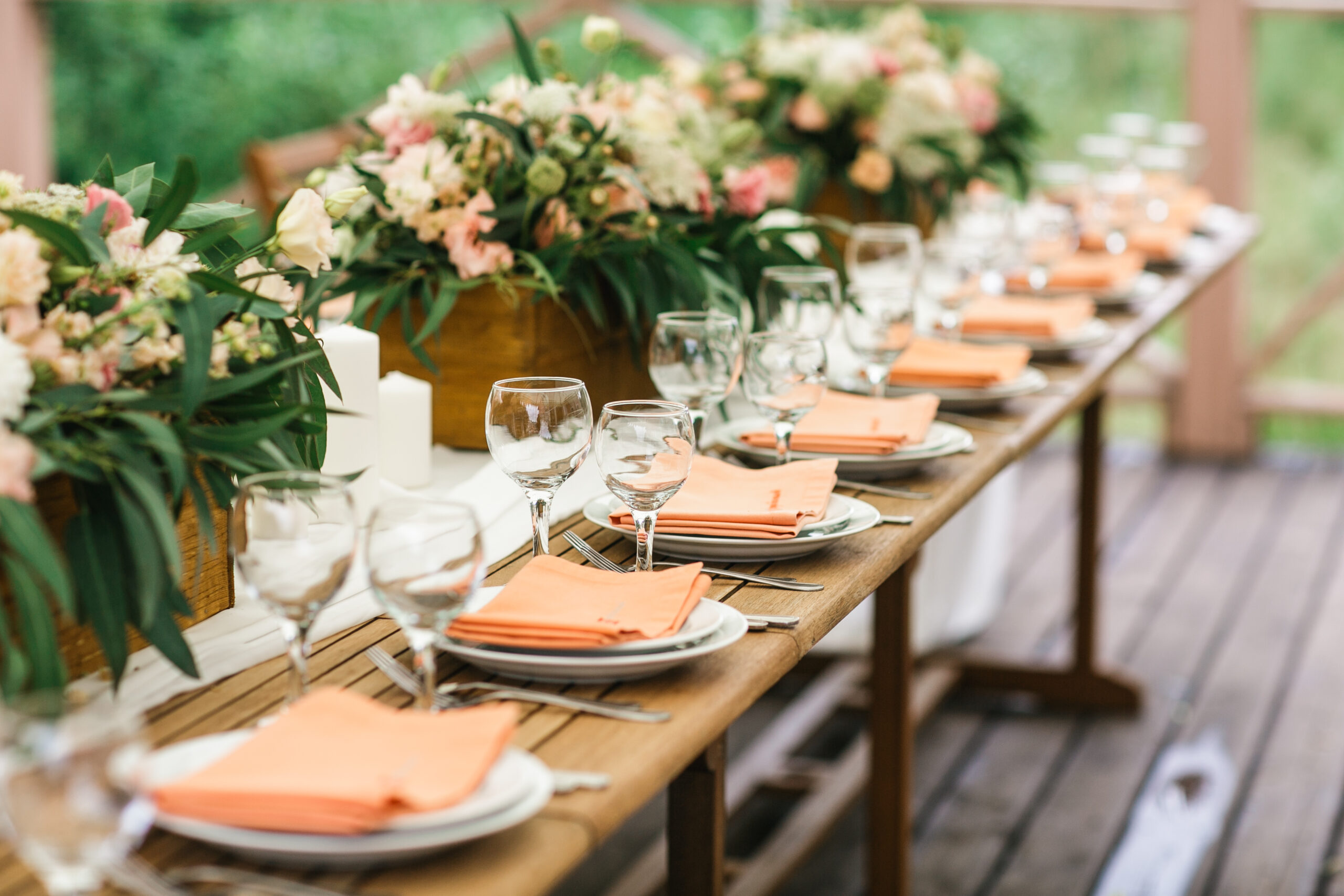 table décorée avec centre de table fleurie et serviettes orange