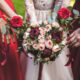 demoiselles d'honneur avec des bracelets fleuries comparent avec le bouquet de la mariée