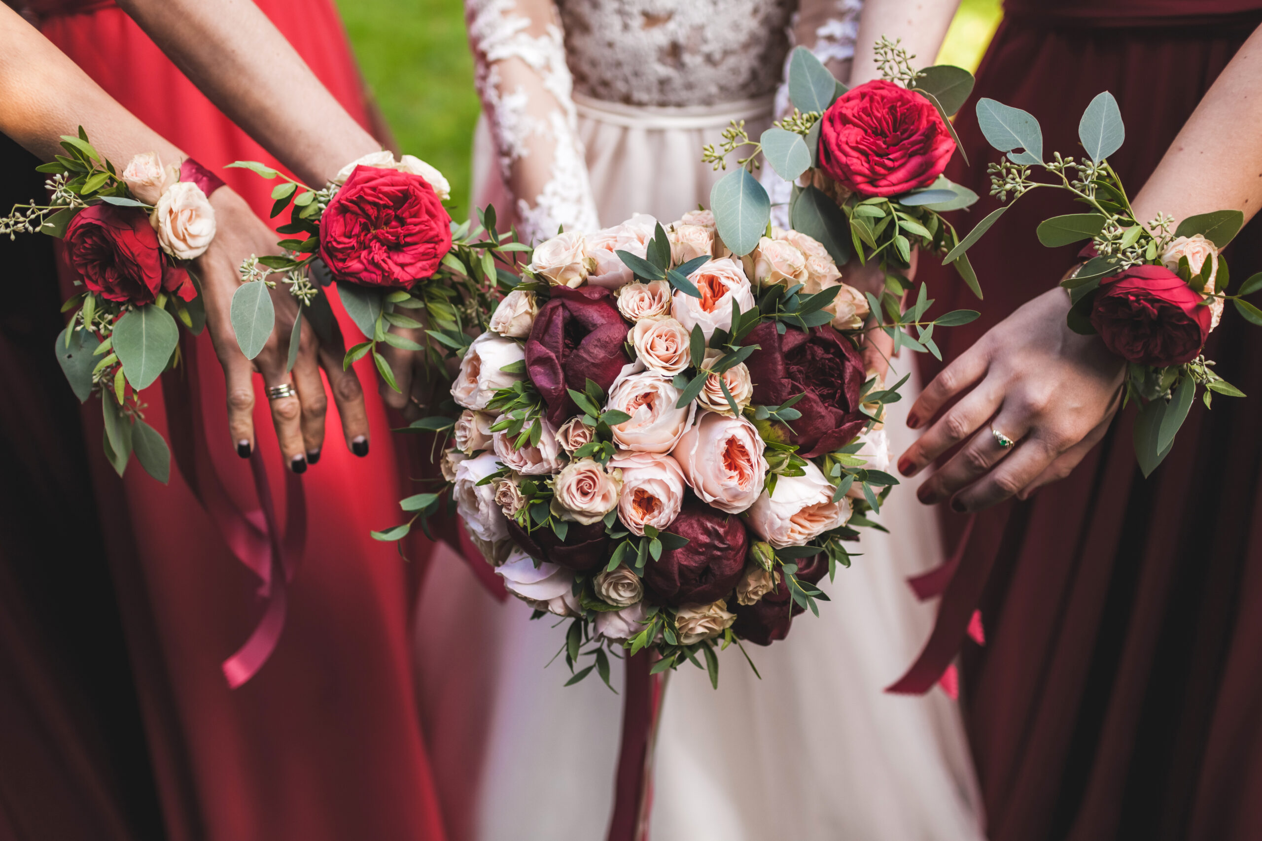 demoiselles d'honneur avec des bracelets fleuries comparent avec le bouquet de la mariée