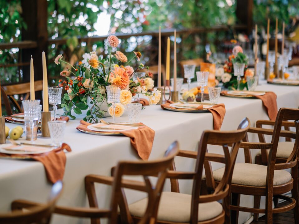 table décorée dans les tons oranges