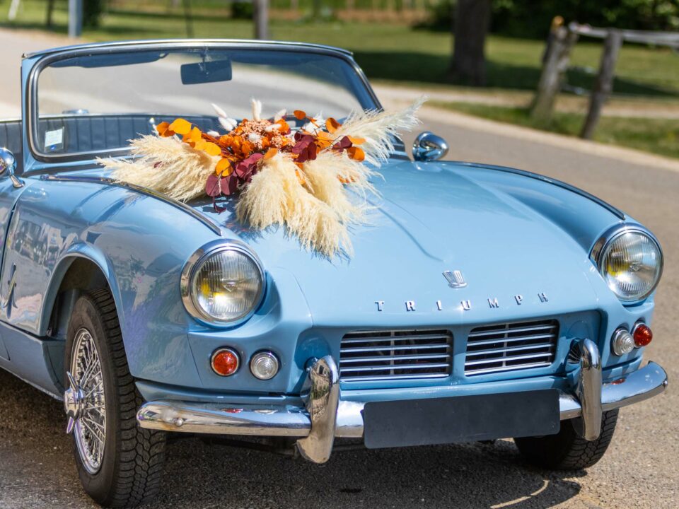 voiture décapotable fleurie