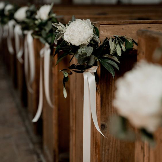 fleurs sur bancs d'église