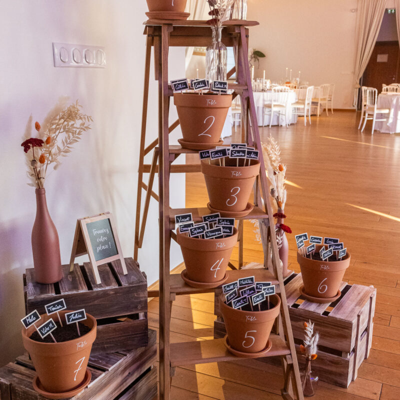 plan de table avec escabeau et pot en terre cuite