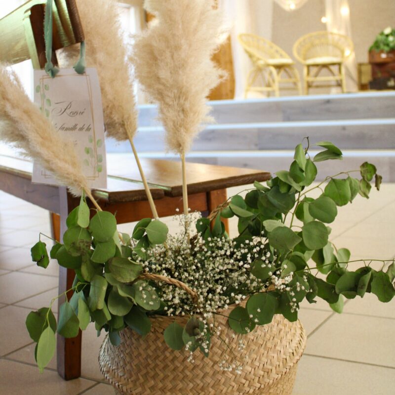 Eucalyptus et pampa dans panier en jute