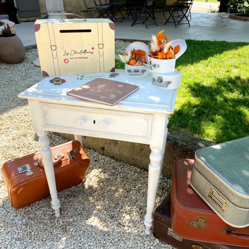 Livre d'or sur petit bureau blanc