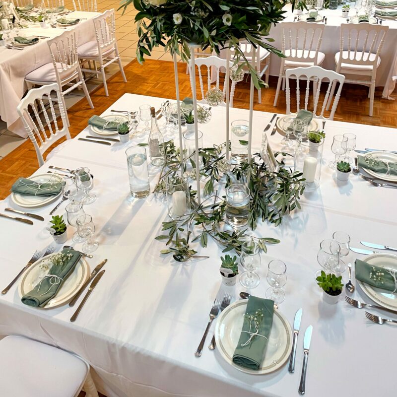 table de mariage décorée avec sellette blanche